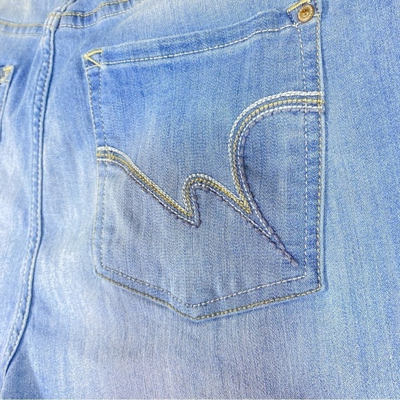 Wallflower size 13 the sassy fit mid rise  stretchy denim jean cuffed shorts - Picture 4 of 7